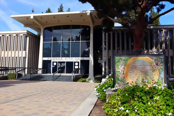 Pomona, California - 20 Aralık 2024: Pomona Belediye Binası 505 S Garey Bulvarı, Pomona
