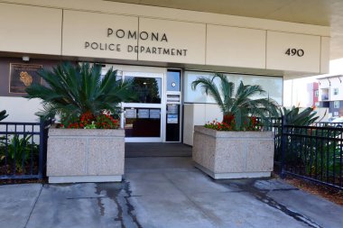 Pomona, California - 20 Aralık 2024: Pomona Polis Departmanı Binası 490 W Misyon Bulvarı, Pomona