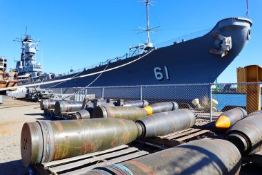 San Pedro, Los Angeles, Kaliforniya Limanı - 13 Ocak 2025: USS Iowa Savaş Gemisi ve Bomba Dış Müze Ekranı