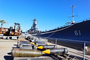 San Pedro, Los Angeles, Kaliforniya Limanı - 13 Ocak 2025: USS Iowa Savaş Gemisi ve Bomba Dış Müze Ekranı