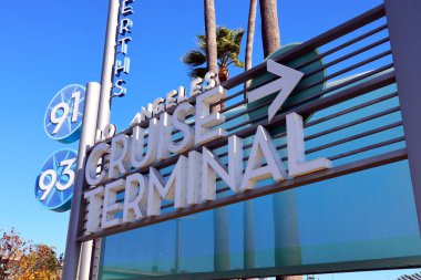 San Pedro, Los Angeles, Kaliforniya Limanı - 13 Ocak 2025: Arka planda Vincent Thomas Köprüsü ile Los Angeles Gemi Limanı Girişi