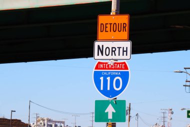 San Pedro, Los Angeles Limanı, Kaliforniya - 13 Ocak 2025: Terminal Adası ve 110 Kuzey Otoyolu 'nu gösteren Yol İşareti