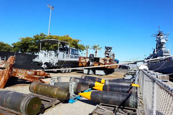 San Pedro, Los Angeles, Kaliforniya Limanı - 13 Ocak 2025: ABD Deniz Gemisi USS Iowa Müzesi yakınlarında sergilendi