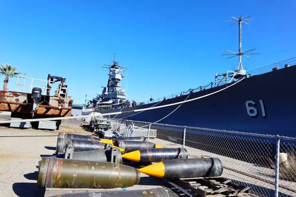San Pedro, Los Angeles, Kaliforniya Limanı - 13 Ocak 2025: USS Iowa Savaş Gemisi ve Bomba Dış Müze Ekranı