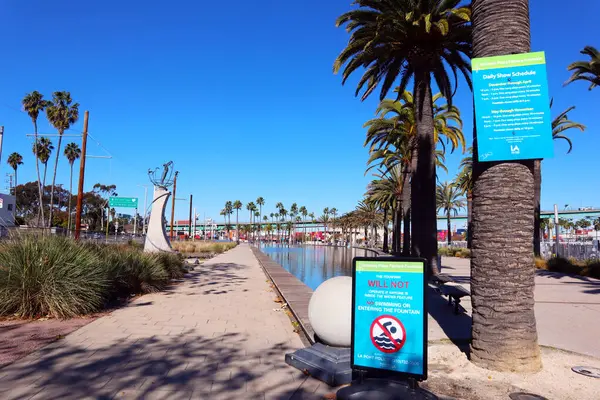 San Pedro, Los Angeles Limanı, Kaliforniya - 13 Ocak 2025 Gateway Plaza Fanfare Fountain