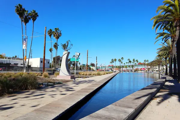 San Pedro, Los Angeles Limanı, Kaliforniya - 13 Ocak 2025 Gateway Plaza Fanfare Fountain