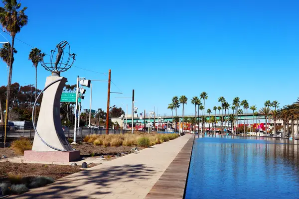 San Pedro, Los Angeles Limanı, Kaliforniya - 13 Ocak 2025 Gateway Plaza Fanfare Fountain