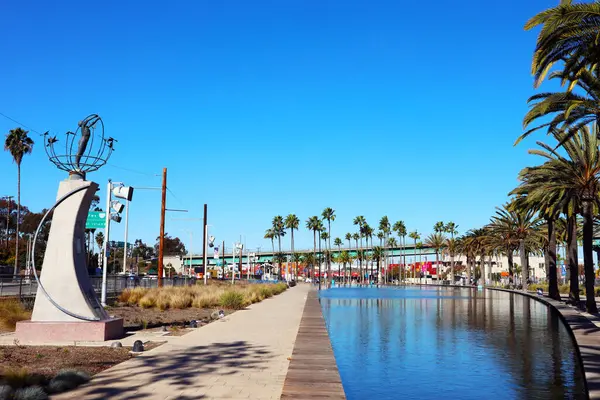 San Pedro, Los Angeles Limanı, Kaliforniya - 13 Ocak 2025 Gateway Plaza Fanfare Fountain