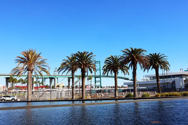San Pedro, Los Angeles Limanı, Kaliforniya - 13 Ocak 2025 Gateway Plaza Fanfare Fountain