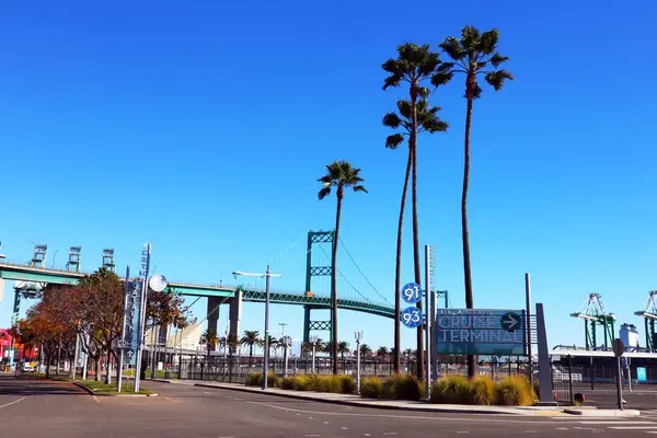 San Pedro, Los Angeles, Kaliforniya Limanı - 13 Ocak 2025: Arka planda Vincent Thomas Köprüsü ile Los Angeles Gemi Limanı Girişi