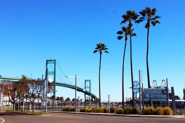 San Pedro, Los Angeles, Kaliforniya Limanı - 13 Ocak 2025: Arka planda Vincent Thomas Köprüsü ile Los Angeles Gemi Limanı Girişi