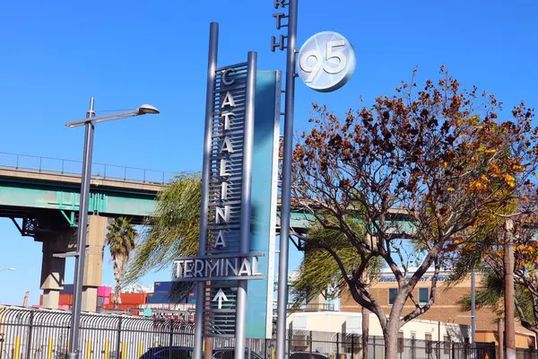 San Pedro, Los Angeles, Kaliforniya Limanı - 13 Ocak 2025: Arka planda Vincent Thomas Köprüsü ile Katalina Terminal İşareti