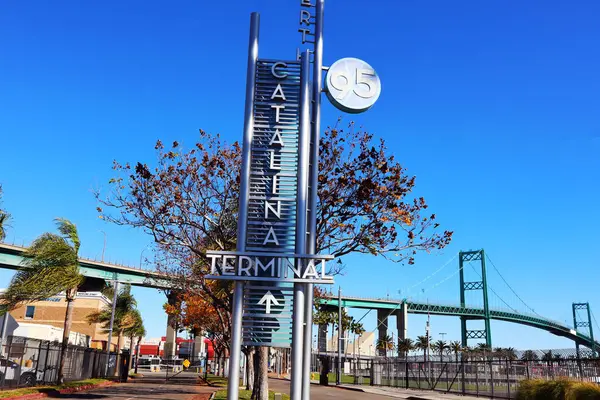 San Pedro, Los Angeles, Kaliforniya Limanı - 13 Ocak 2025: Arka planda Vincent Thomas Köprüsü ile Katalina Terminal İşareti
