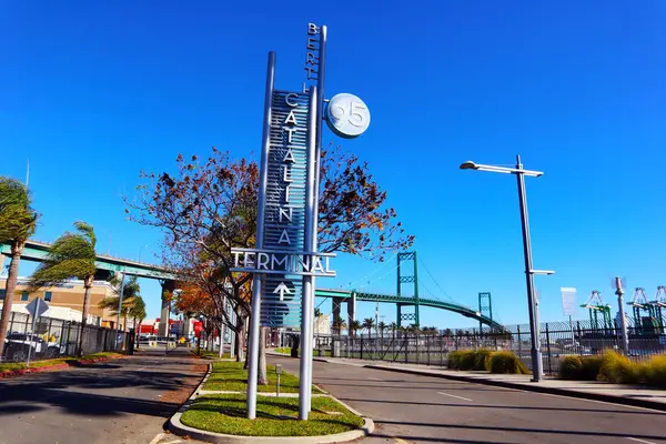 San Pedro, Los Angeles, Kaliforniya Limanı - 13 Ocak 2025: Arka planda Vincent Thomas Köprüsü ile Katalina Terminal İşareti