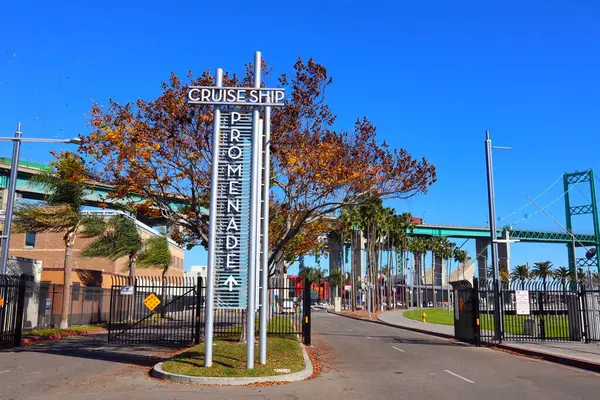 San Pedro, Los Angeles, Kaliforniya Limanı - 13 Ocak 2025: Arka planda Vincent Thomas Köprüsü ile Gezinti Gemisi Tabelası