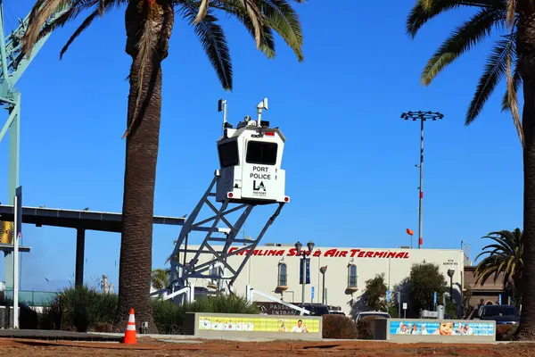 San Pedro, Los Angeles Limanı, Kaliforniya - 13 Ocak 2025: Arka planda Catalina Denizi ve Hava Terminali ile Liman Polisi Gözlem Kulesi