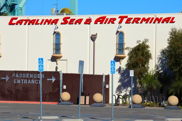 San Pedro, Los Angeles Limanı, Kaliforniya - 13 Ocak 2025: Catalina Denizi ve Hava Terminali Yolcu Girişi