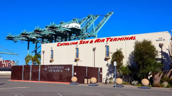 San Pedro, Los Angeles Limanı, Kaliforniya - 13 Ocak 2025: Catalina Denizi ve Hava Terminali Yolcu Girişi
