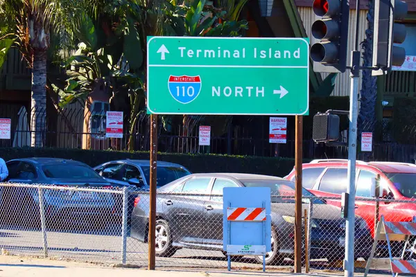 San Pedro, Los Angeles Limanı, Kaliforniya - 13 Ocak 2025: Terminal Adası ve 110 Kuzey Otoyolu 'nu gösteren Yol İşareti