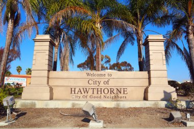 Hawthorne (LA County), Kaliforniya - 18 Ocak 2025: Motto City of Good Neighbors ile Hawthorne Şehrine Hoş Geldiniz İşareti