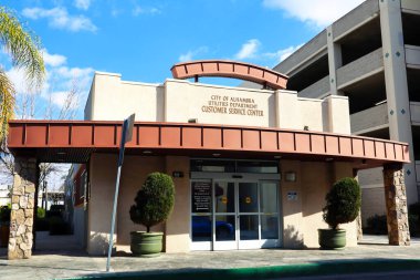 Alhambra, Los Angeles Eyaleti, Kaliforniya - 29 Ocak 2025: 68 Güney Birinci Cadde 'deki Kamu Hizmetleri Dairesi Müşteri Hizmetleri Merkezi