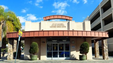 Alhambra, Los Angeles Eyaleti, Kaliforniya - 29 Ocak 2025: 68 Güney Birinci Cadde 'deki Kamu Hizmetleri Dairesi Müşteri Hizmetleri Merkezi