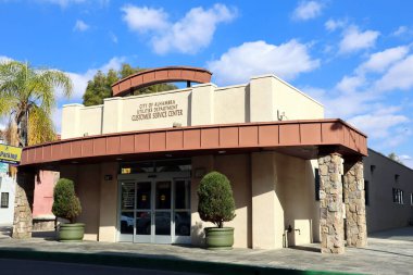 Alhambra, Los Angeles Eyaleti, Kaliforniya - 29 Ocak 2025: 68 Güney Birinci Cadde 'deki Kamu Hizmetleri Dairesi Müşteri Hizmetleri Merkezi