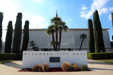 Alhambra, LA County, California - 29 Ocak 2025: 111 S 1. Cadde 'deki Alhambra Belediye Binası Dış Görünümü.