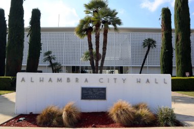 Alhambra, LA County, California - 29 Ocak 2025: 111 S 1. Cadde 'deki Alhambra Belediye Binası Dış Görünümü.