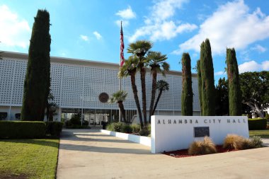Alhambra, LA County, California - 29 Ocak 2025: 111 S 1. Cadde 'deki Alhambra Belediye Binası Dış Görünümü.