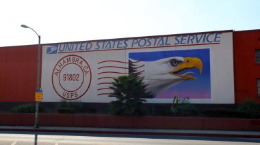 Alhambra, LA County, California - 29 Ocak 2025: ABD Posta Servisi Kamu Binası Üzerine Duvar