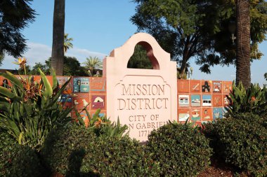 San Gabriel, Kaliforniya - 29 Ocak 2025: Mission District Dekoratif Duvarla Giriş İmzası