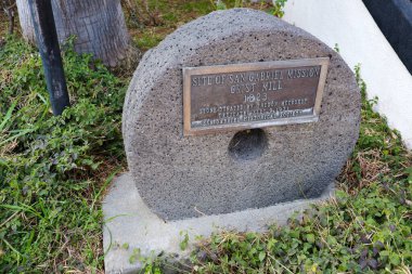 San Gabriel, California - 29 Ocak 2025 San Gabriel Mission Grist Mill 1823, Theron McCoskey tarafından bağışlanan taş belediye binasının girişinde bulundu.