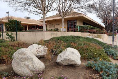 La Verne, California - 30 Ocak 2025: La Verne Belediye Binasının Dış Görünümü
