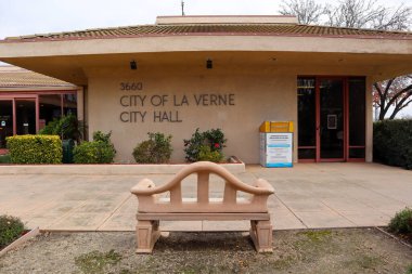 La Verne, California - 30 Ocak 2025: La Verne Belediye Binasının Dış Görünümü