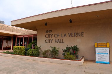 La Verne, California - 30 Ocak 2025: La Verne Belediye Binasının Dış Görünümü