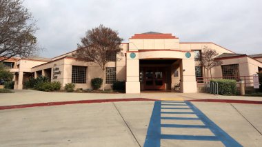 La Verne, California - 30 Ocak 2025: La Verne Toplum Merkezi Dış Görünümü