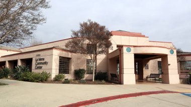 La Verne, California - 30 Ocak 2025: La Verne Toplum Merkezi Dış Görünümü