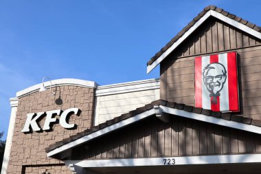 Los Angeles, Kaliforniya - 1 Şubat 2025 KFC Kentucky Fried Chicken, Amerikan fast food restoran zinciri kızarmış tavuk üzerine uzmanlaşmıştır.