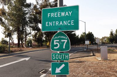 Los Angeles İlçesi, Kaliforniya: Kaliforniya Eyaleti 57. Güney Yolu Otoyol Girişi İşareti