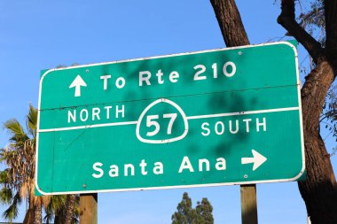 Los Angeles County, California: Kaliforniya Eyaleti 57. Otoyol 'dan 210. Otoyol' a ve Santa Ana 'nın güneyine giden yol