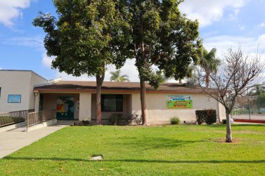 Monterey Park, Kaliforniya - 4 Şubat 2025: Barnes Park 'taki Eğlence ve Toplum Hizmetleri Departmanı Binası