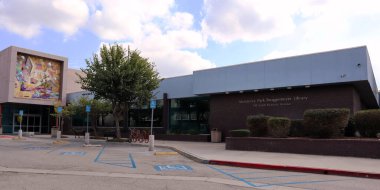 Monterey Park, Kaliforniya - 4 Şubat 2025: Bruggemeyer Kütüphanesinin dış görünüşü 318 Güney Ramona Bulvarı
