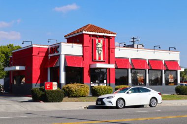 San Fernando, California - 10 Şubat 2025 KFC Kentucky Fried Chicken, Amerikan fast food restoran zinciri kızarmış tavuk üzerine uzmanlaşmış.