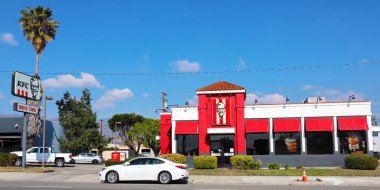 San Fernando, California - 10 Şubat 2025 KFC Kentucky Fried Chicken, Amerikan fast food restoran zinciri kızarmış tavuk üzerine uzmanlaşmış.
