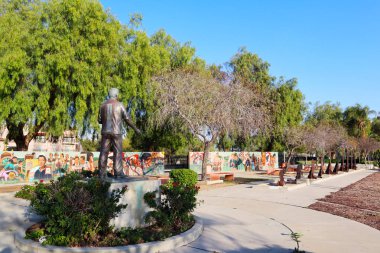 San Fernando, California - 10 Şubat 2025: Cesar Chavez Sanatçı Ignacio Gomez 'in Anıtı, son tarım işçisi liderinin mirası ve çalışmalarını onurlandırdı