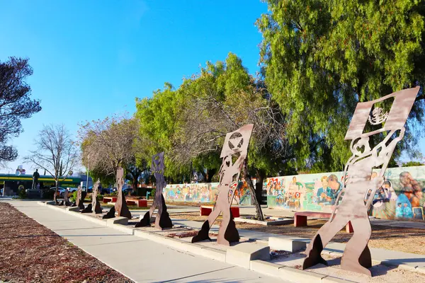 San Fernando, California - 10 Şubat 2025: Cesar Chavez Sanatçı Ignacio Gomez 'in Anıtı, son tarım işçisi liderinin mirası ve çalışmalarını onurlandırdı