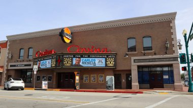 Covina, California - 16 Şubat 2025: Covina Sanat Merkezi 'nde G Money ve J Valentino' nun yer aldığı özel etkinlik