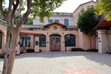 Covina, California - 16 Şubat 2025: Covina Belediye Binası Şehir Binası 125 E College Caddesi