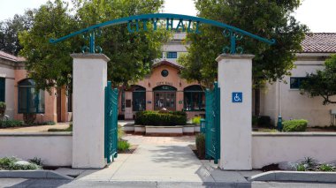 Covina, California - 16 Şubat 2025: Covina Belediye Binası Şehir Binası 125 E College Caddesi